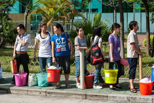 实拍流水线打工妹搬家,行李少得可怜,一个厂到另一个厂瞬间完成